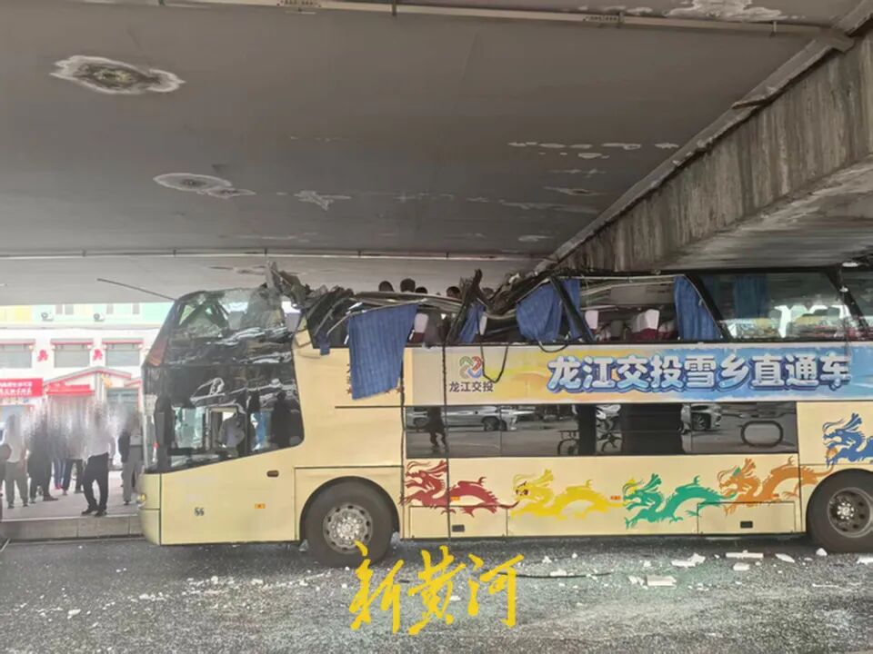 哈尔滨一双层巴士被高架桥“削顶”