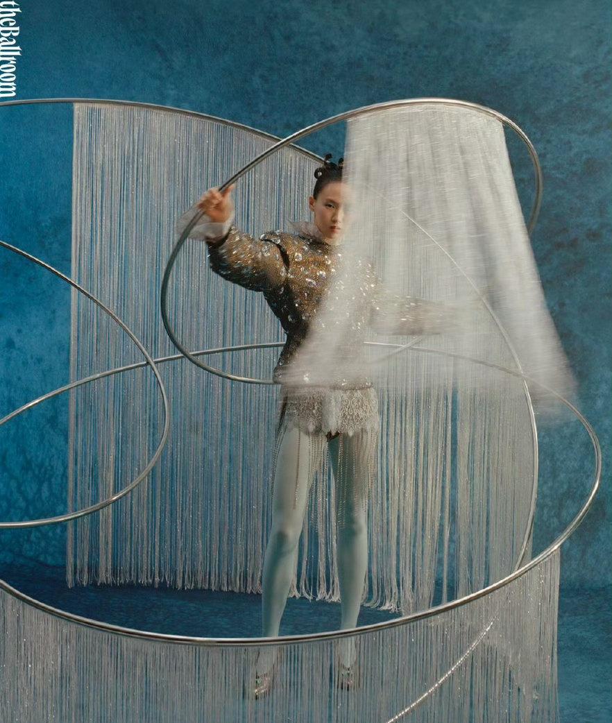 水花刺客陈芋汐登theBallroom舞格封面泳池蓝诠释时光之跃赛场王者跨界