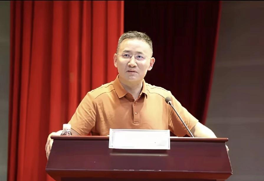 副院长现在估计大腿都拍青了！都是裤腰带惹的祸！这视频一出，加上又停职，估计现在