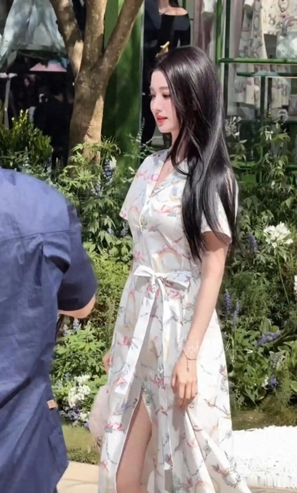 王楚然现身迪奥活动，一头黑长直，一身开叉碎花裙，好一精致女郎