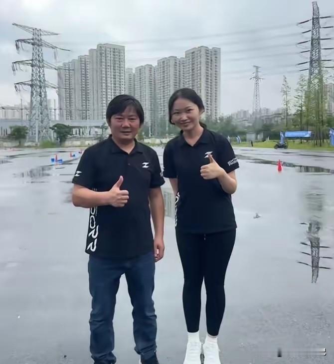 张雪机车爆火出圈，身边的女员工杨佳佳，靠着一张合影直接刷屏全网。身材高挑，