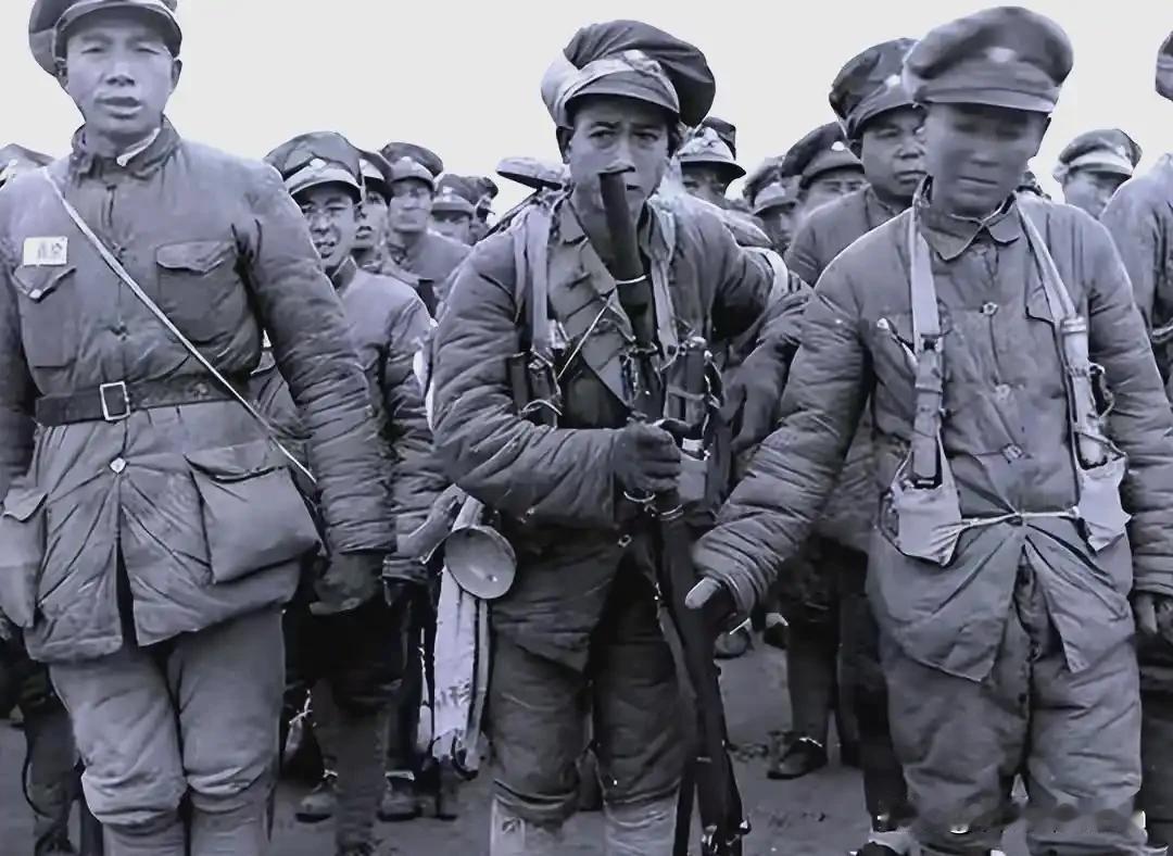 1934年最聪明的一次放水：川军军长郭汝栋，在望远镜里看着红军抬着担架过山脊，然