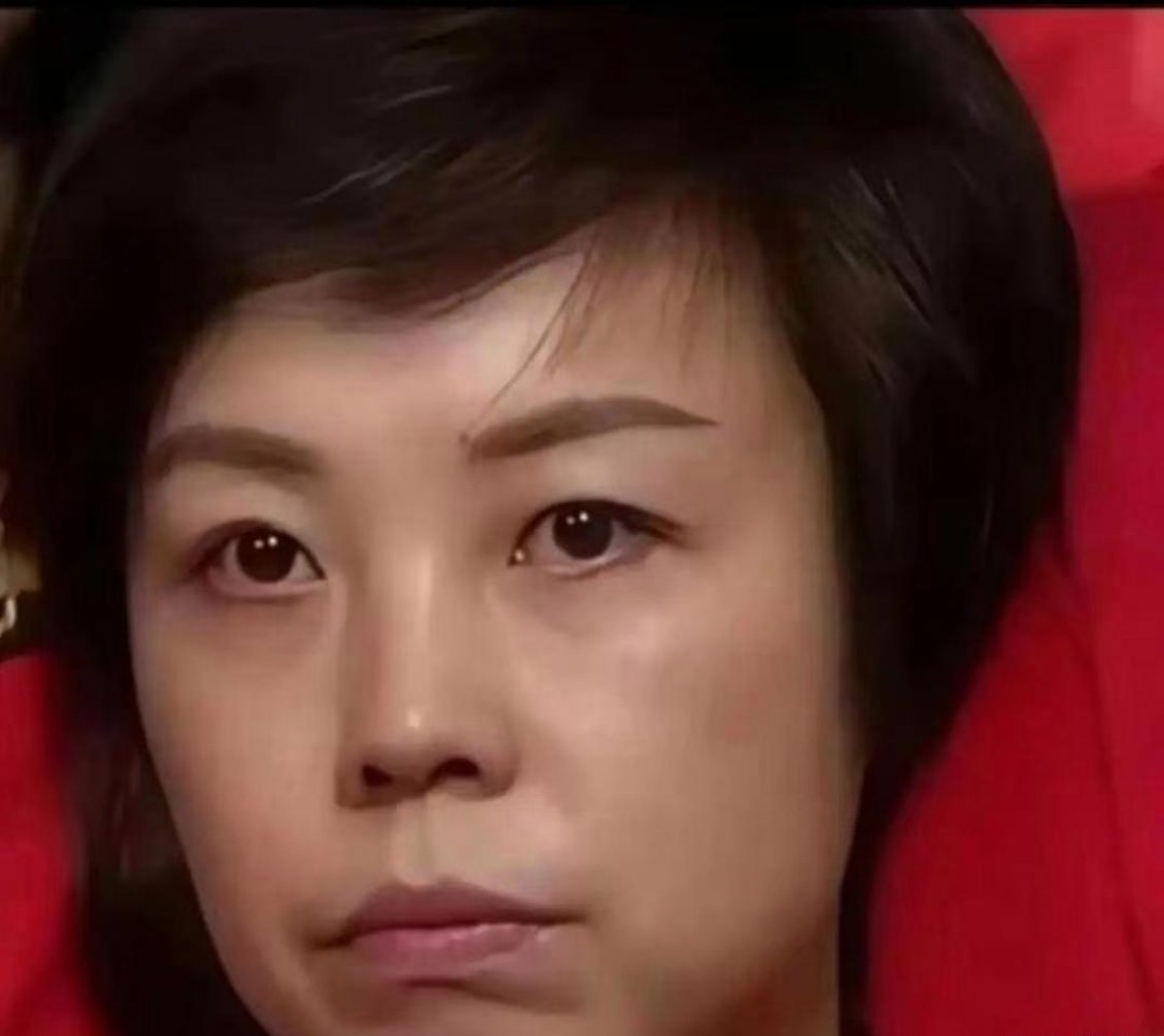 我至今都清晰地记得，陈梦成功卫冕冠军的那一瞬间，张怡宁和丁宁脸上呈现出的表情。丁