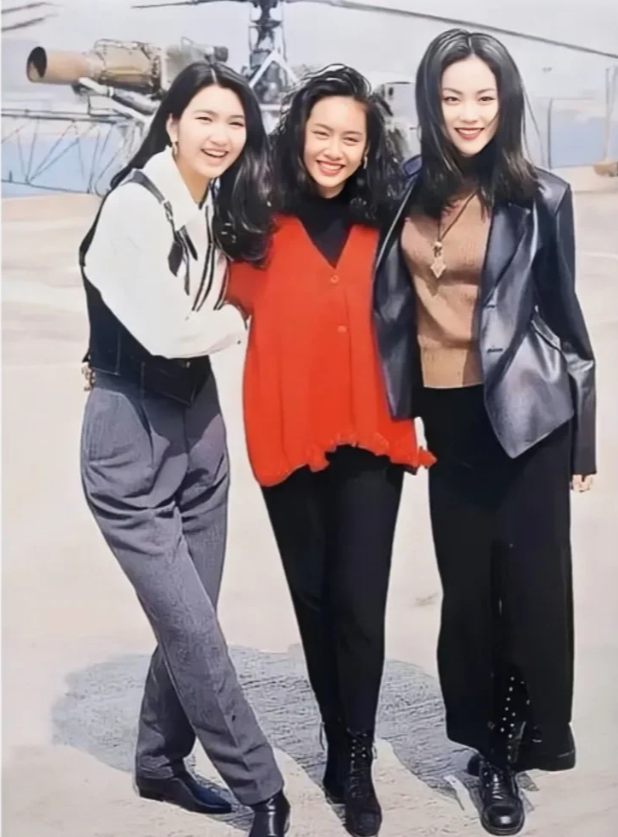 1993年，洪欣、朱茵、王菲这三位大美女一同同框留下珍贵合影。彼时，洪欣22岁，