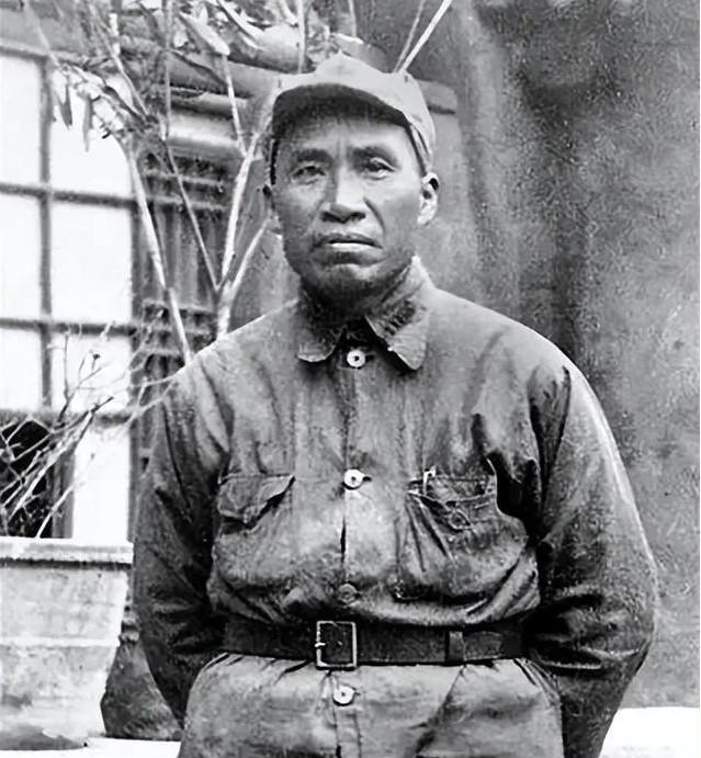 1929年，朱德和妻子在吃饭。突然，敌军踹门而入：“抓住朱德！”妻子灵机一动，抓