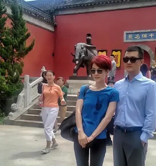 李亚鹏和王菲，在一座寺庙前的留影，仔细看此时的王菲一脸爱意，不得不说，两