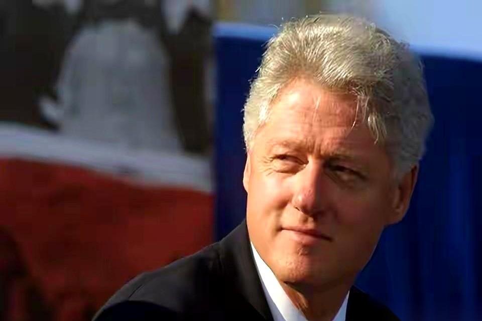 这事儿放二十多年前，谁敢信？那时候，美国国库里还躺着2370亿美元的纯盈余，家底