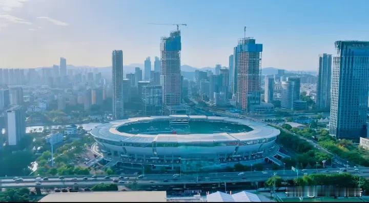 苏州市区市级大型体育场馆有两座，分别是苏州体育中心和苏州奥体中心。两座场馆都经常