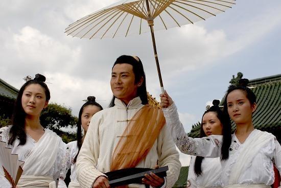 白居易晚年蓄养大量年轻侍妾，来时十四五岁，到十七八岁就被卖掉或转让，三年一换，雷