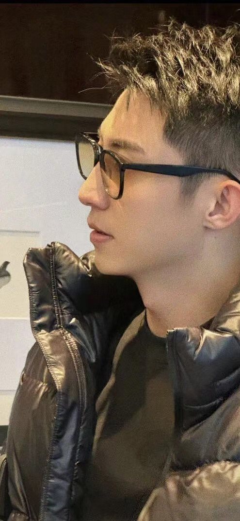 坏了对黄景瑜有刻板印象了一直以为黄景瑜只会在刑侦剧里冲锋陷阵，没想到《赢风》里