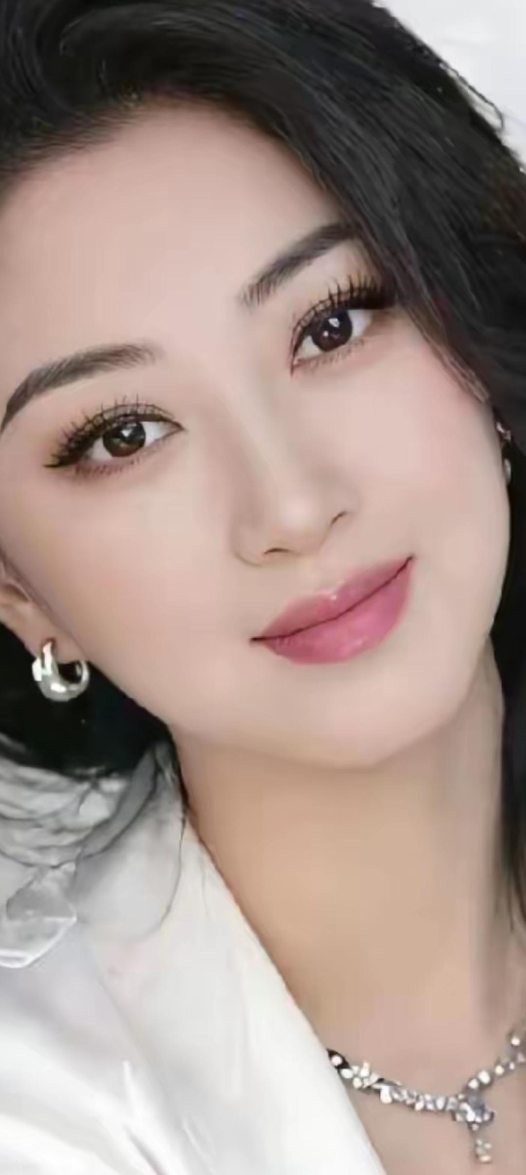 优雅气质，温柔微笑，闪耀的耳环和项链，完美搭配！💖✨