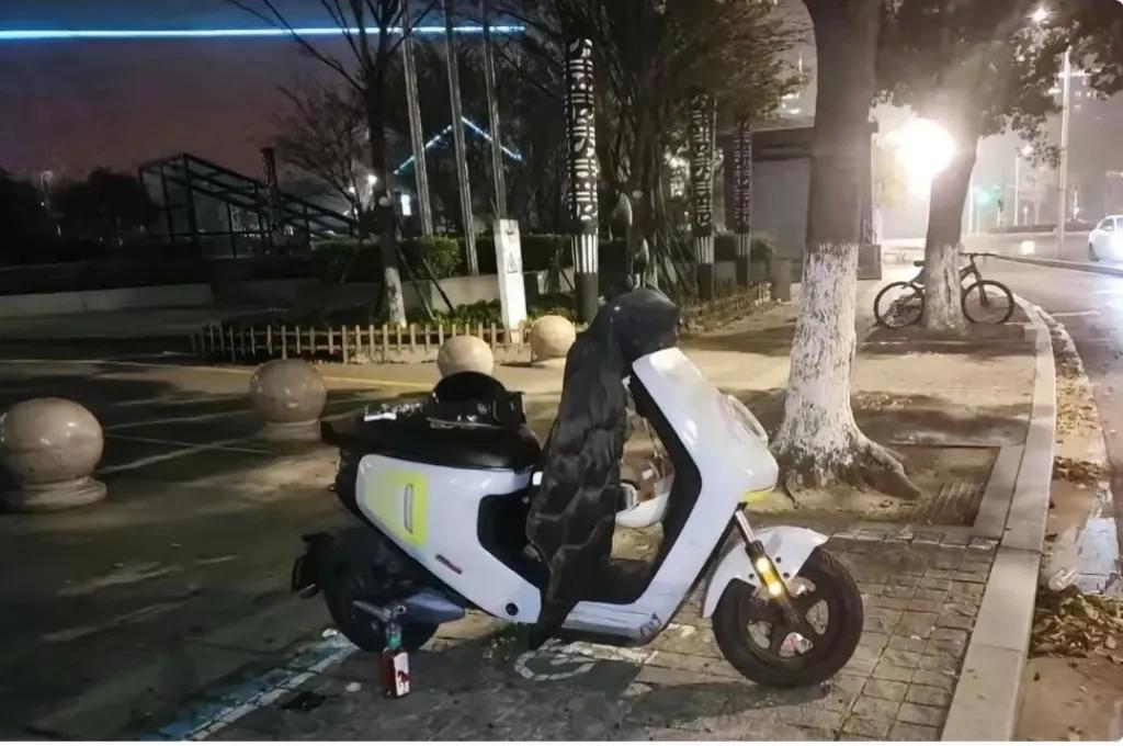 今天刷到一个帖子，说张雪峰老师头七，手底下的员工特意把那辆本来收起来的电动车，又