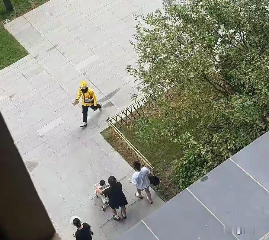 这样做对他是否有失公允？病人家属下单一急救药品，并联系快递小哥称，病人急用，如能