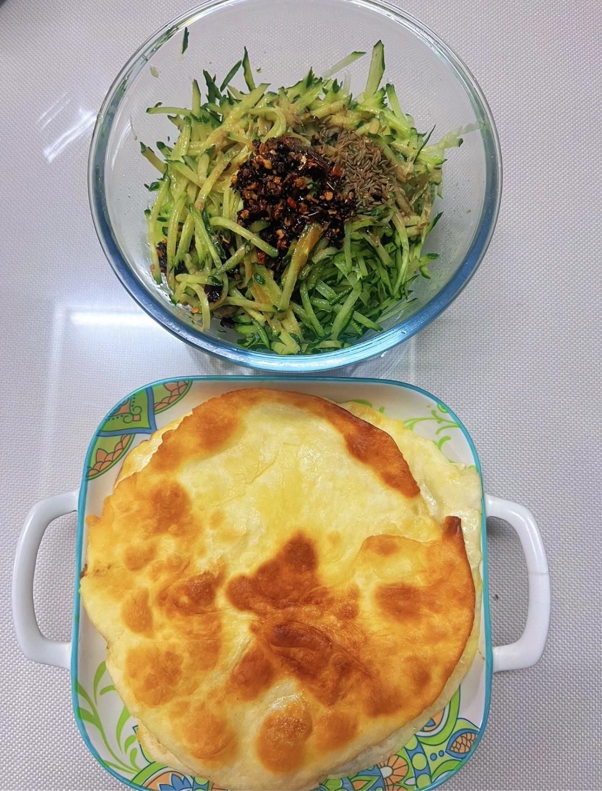 晚上烙饼、拌黄瓜，加个颜色特效，像那么回事吧，兄弟们好好吃饭