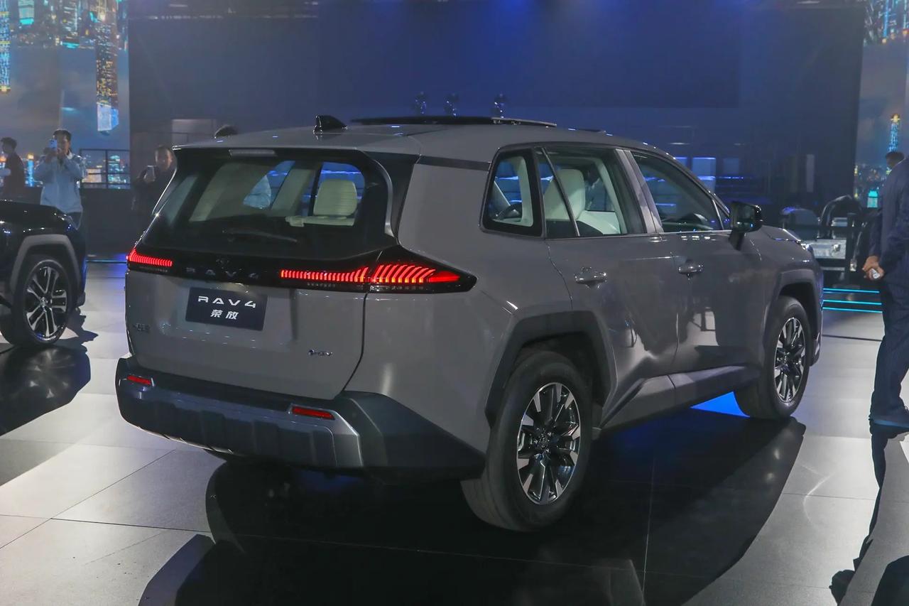 2025广州车展亮相的第六代荣放，是“实用主义”的一次精准迭代。配置上，它补上了