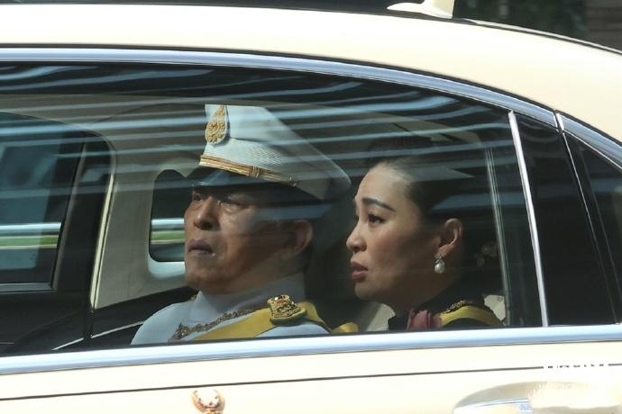 泰国玛哈国王和苏提达王后迎接迎接帕公主的灵柩！6月13日，泰国玛哈国王和苏提
