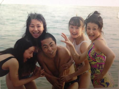 1995年，张艺谋到电影学院挑选女演员，经初步筛选，于月仙、陶红等四个女学生入选