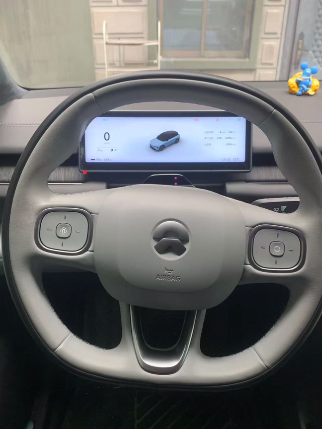 蔚来主驾切换还在手动操作相信很多车主和我一样，碰到切换驾驶员的尴尬情况！不但要