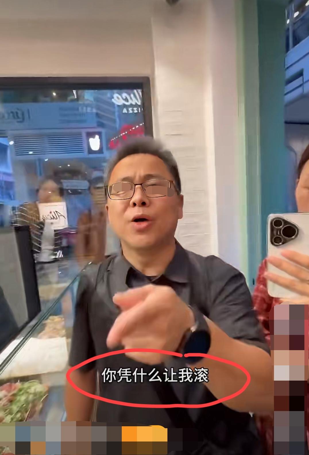 近日，香港，这间Alice’sPizza薄饼店是外国人开的，雇的都是菲律宾员工