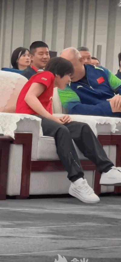 李宁对全红婵的宠溺，全网都看到了。这是爷爷辈对孙辈的绝对肯定，也是两个奥运冠军的