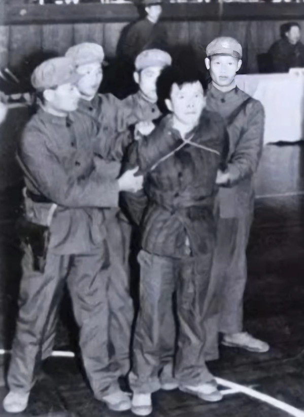 1979年11月14日，浙江省体育馆万人公审大会现场。四名法警合力死死按住奋力挣