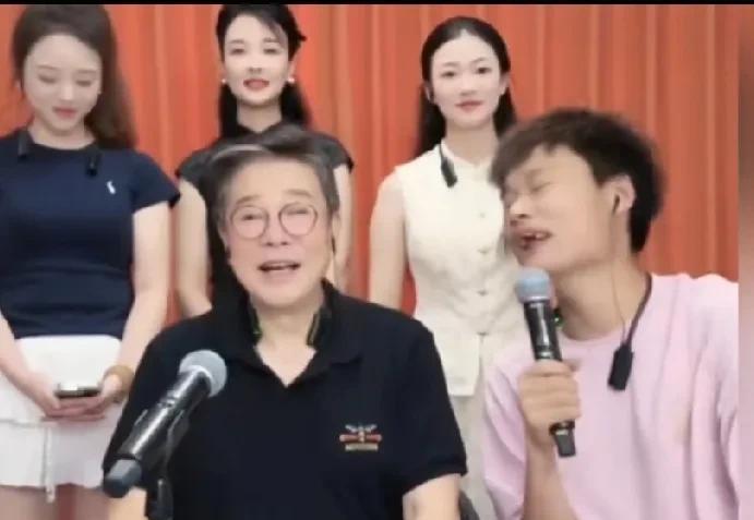 郭德纲的师哥奇志也进入直播行业了，背后站着三位美女助阵，排面拉满。奇志说他不带货
