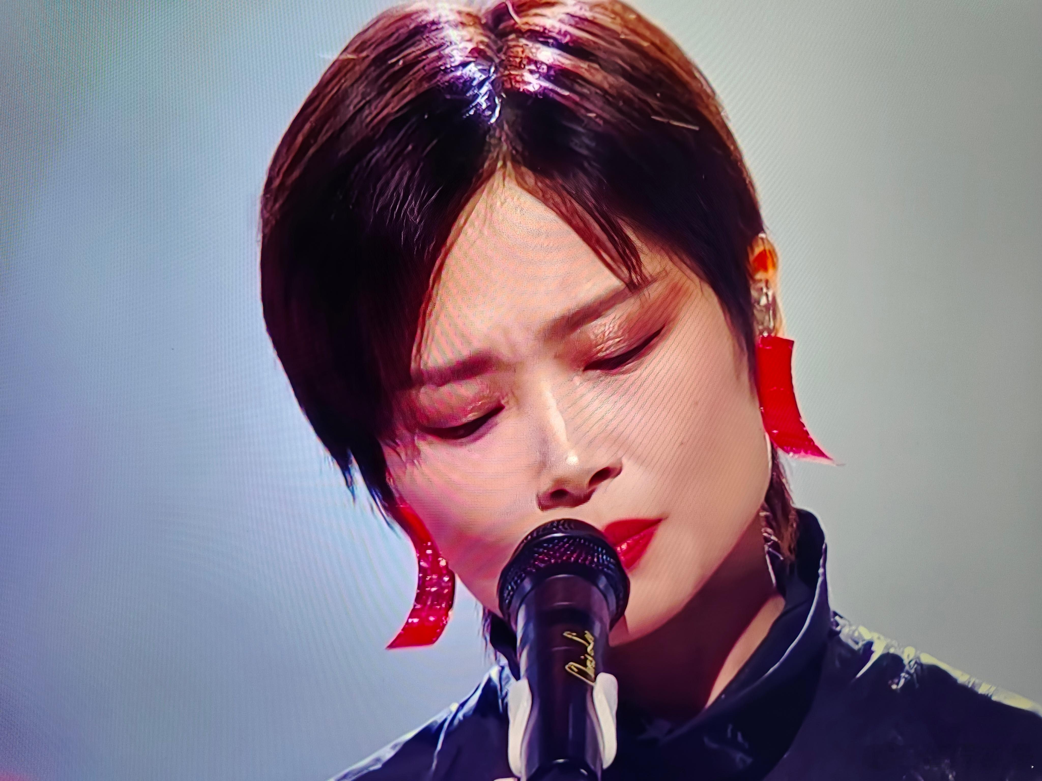 李宇春震撼今年跨年真唱跑调比比皆是，实力派云集的江苏卫视被小沈阳女儿坑了。还有