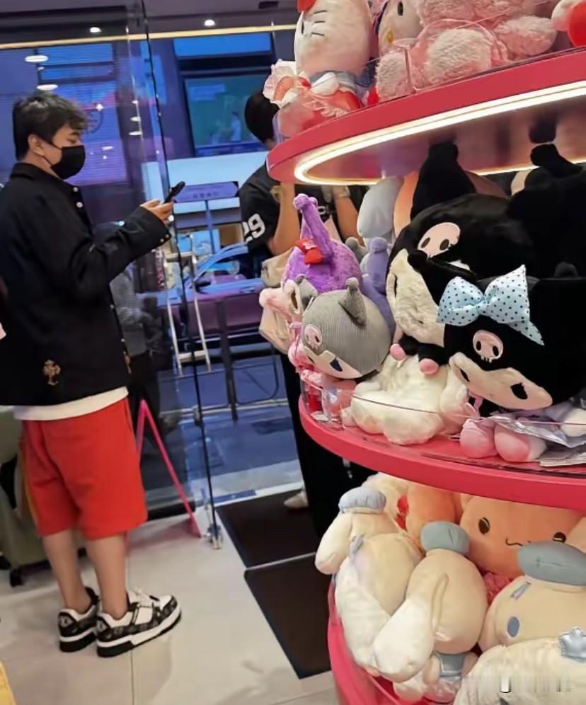 香港街头偶遇正宗富二代王思聪，这么热的天气还穿个外套，是不是太虚了，和女伴一边逛