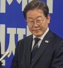 外媒问韩国总统李在明：若中国武统台湾，你会不会出手？李在明笑着回答：那是人家的家