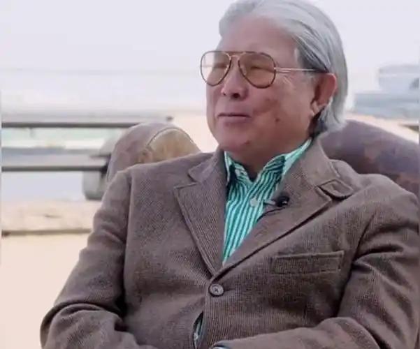 80岁的霍震霆最近和儿子、儿媳一起去新疆，郭晶晶的父母也一同前往，一大家子同框。
