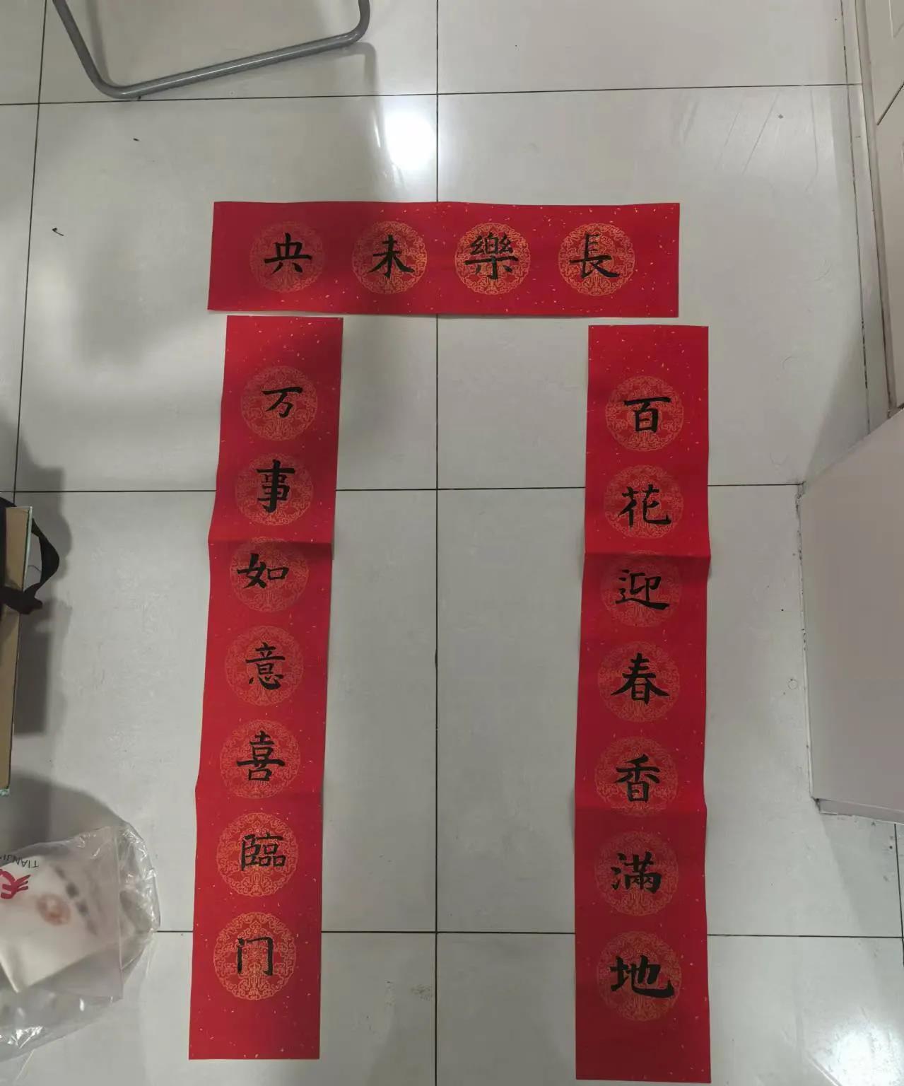 前几天我发了女儿写的对联。她从没练过毛笔字，结果评论里有人不信。更离谱的是，还有