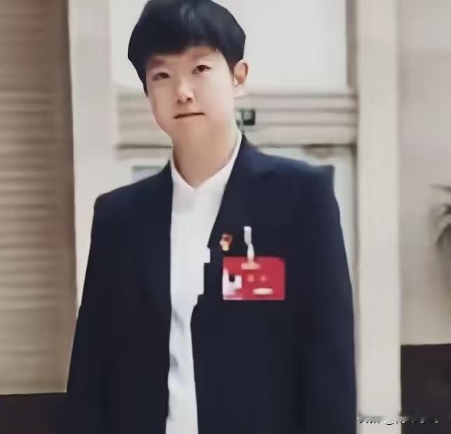 王楚钦坐不住了，说好的顶峰相见，莎莎竟然弯道超车了，中国科比四个字，像