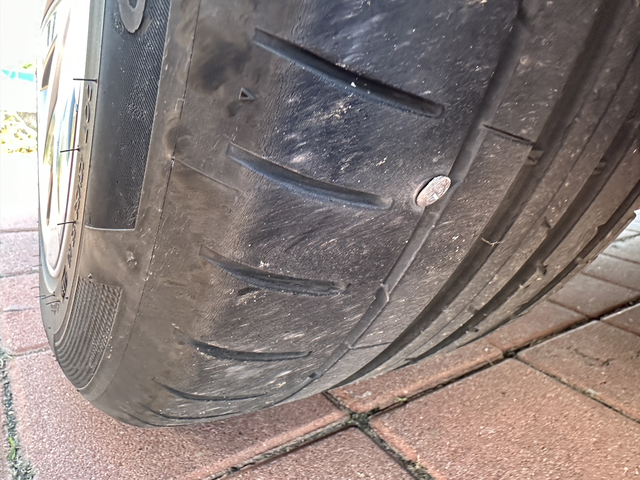 带着钉子跑了三百公里一路上左前胎压显示低，服务区下车找了一圈发现又被扎了…扎得