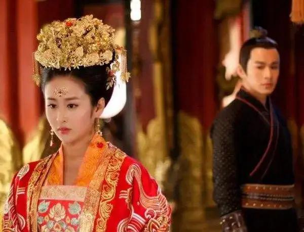 万历皇帝的女儿寿宁公主新婚燕尔之际，夫妻俩耐不住寂寞，在没有告知“管家婆”梁盈女