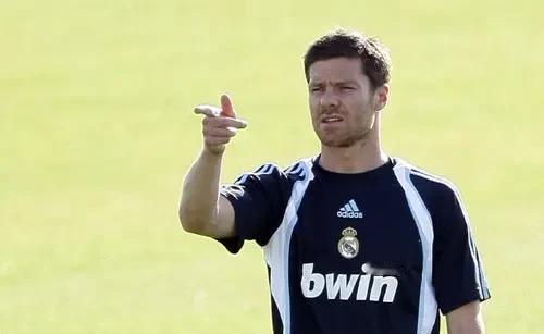 皇马更衣室的门，这次没关严。欧冠输曼城那晚，有人摔了战术板。阿隆索的西装领，