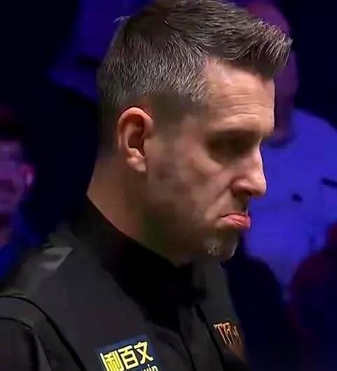 英锦赛四强名单一出来，我手机差点没拿稳。塞尔比、罗伯逊、墨菲、特鲁姆普。恍惚