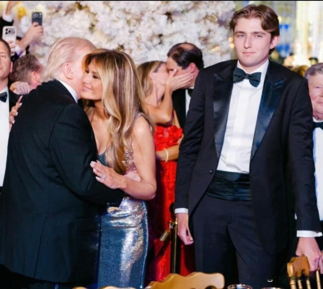 新年钟声敲响，夫妻深情一吻示爱，中间那颗“大灯泡”略显凌乱[笑着哭]但这就是新