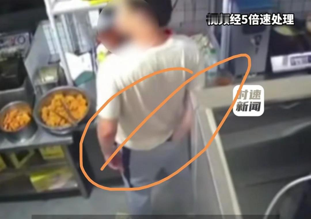 浙江温州万象城。某炸鸡店“明厨亮灶“直播画面，店员把手伸进裤子里抠屁股，大约2