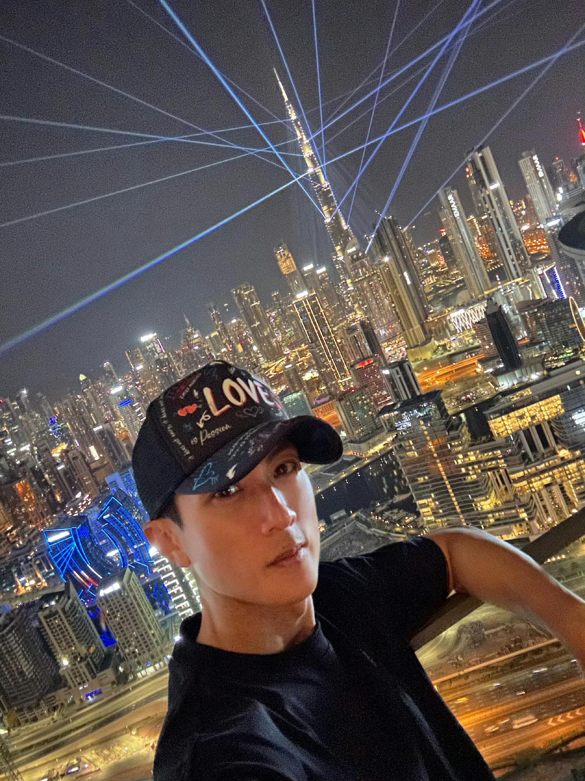 近日，吴尊在采访中被问及女儿NeiNei是否曾带男友回家时，反应很大，立即强调“