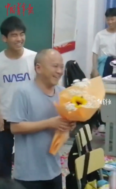 “看的人鼻子一酸！”湖南湘西，一高三班主任听说班里有人打架，怒气冲冲走进教室，谁