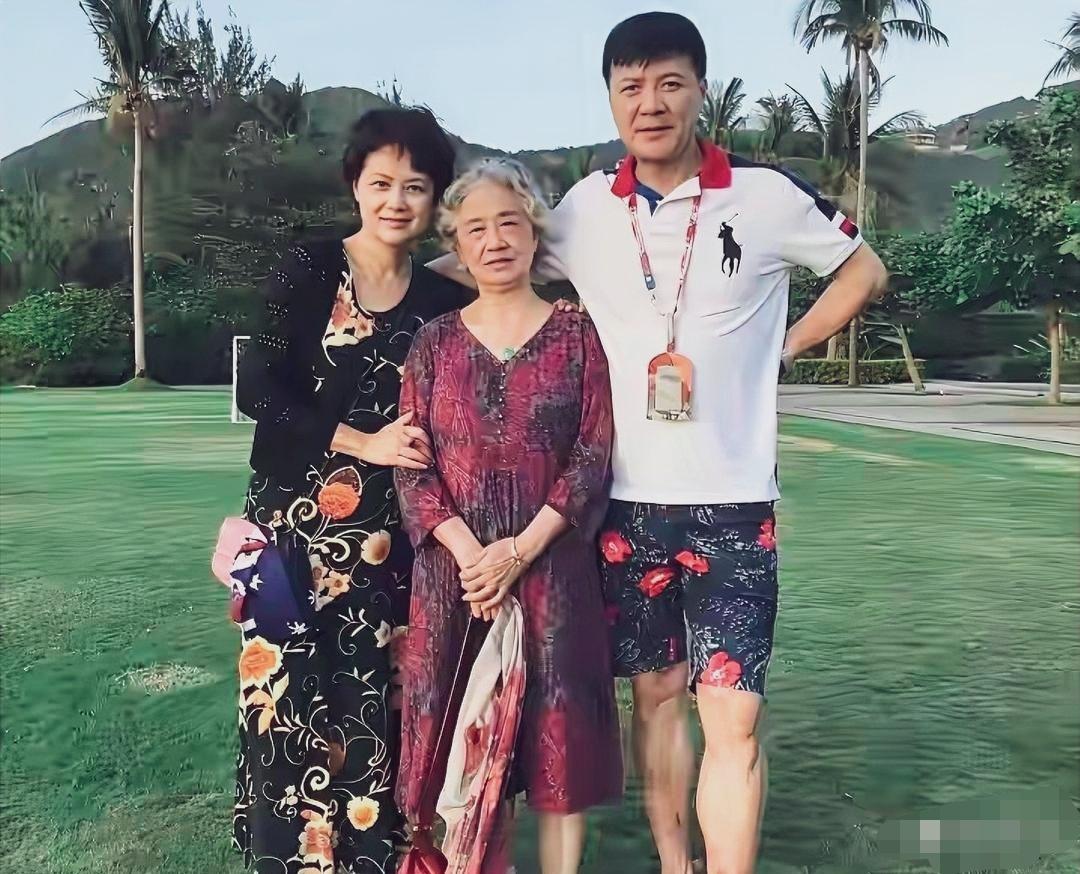 茹萍刘之冰带着茹萍母亲旅行合照，三人都很开心，刘之冰的花短裤太吸睛了。茹萍
