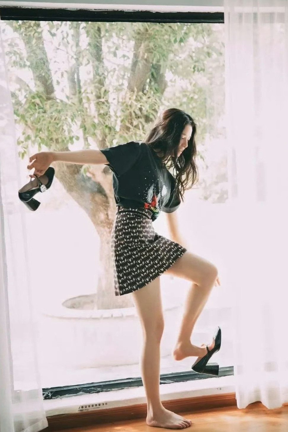 张婧仪菜市场妆造致我那菜市场的白月光<.这是邻家少女吧，好甜美！张婧仪