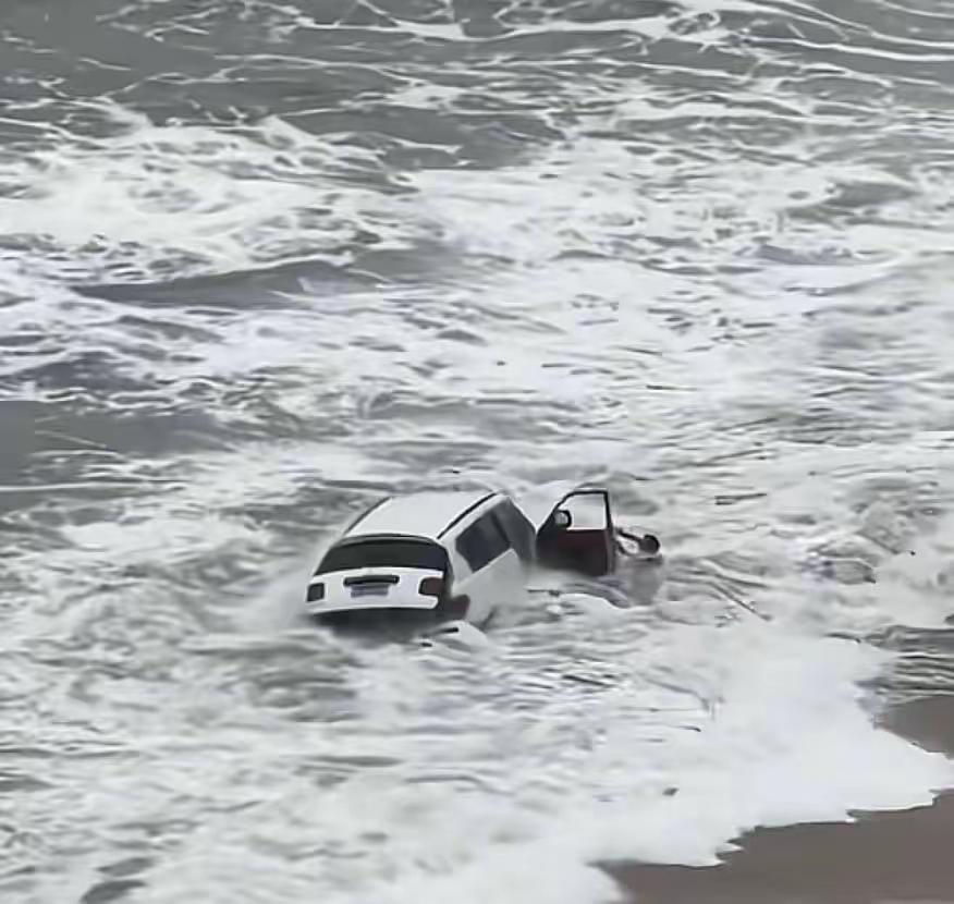 10月27日,有网友发布视频称,在广东惠州双月湾海滩,一辆白色越野车在沙滩上肆意