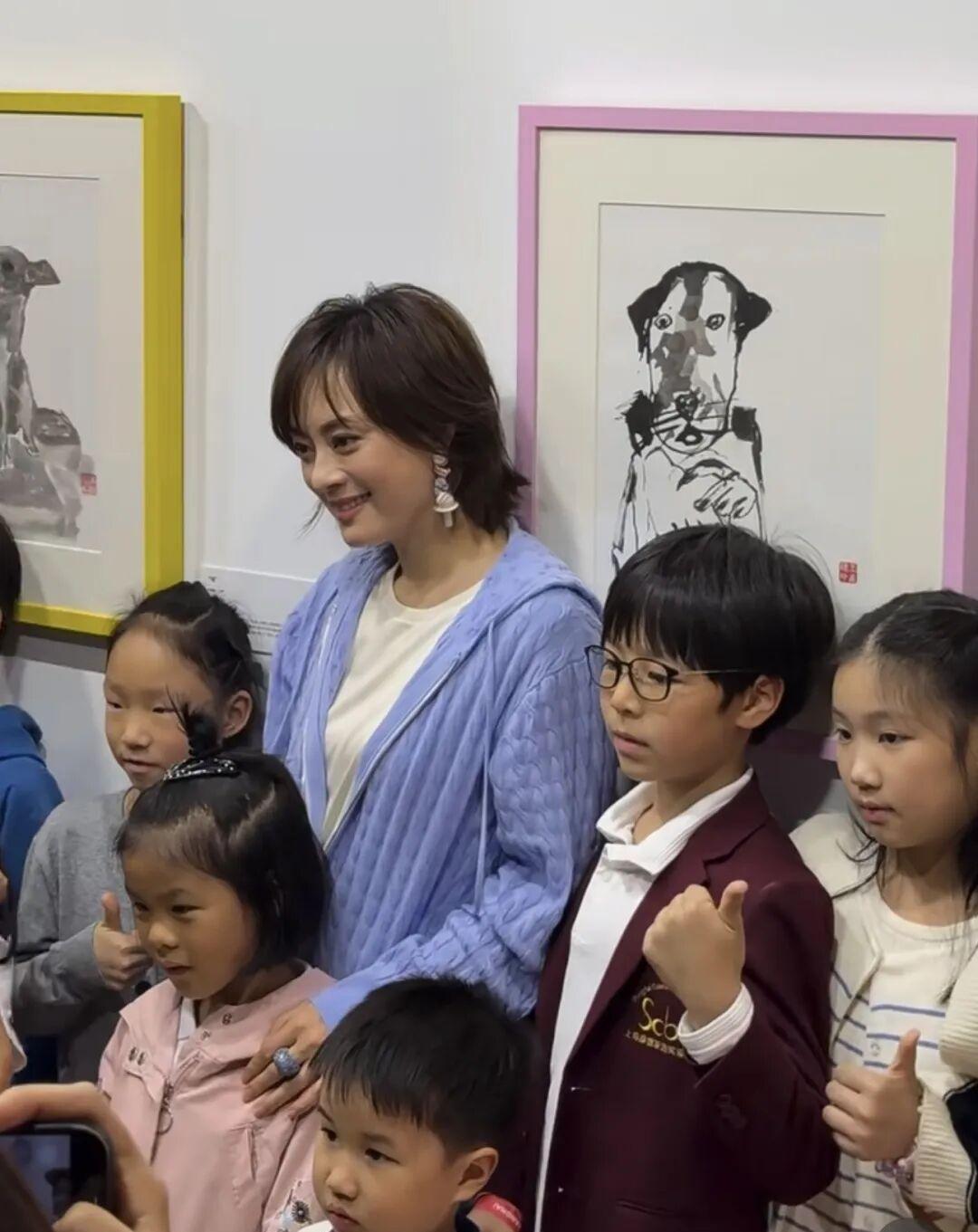 这样的孙俪你喜欢不？43岁的孙俪在上海参加公益活动，身穿蓝色针织衫，温柔气质