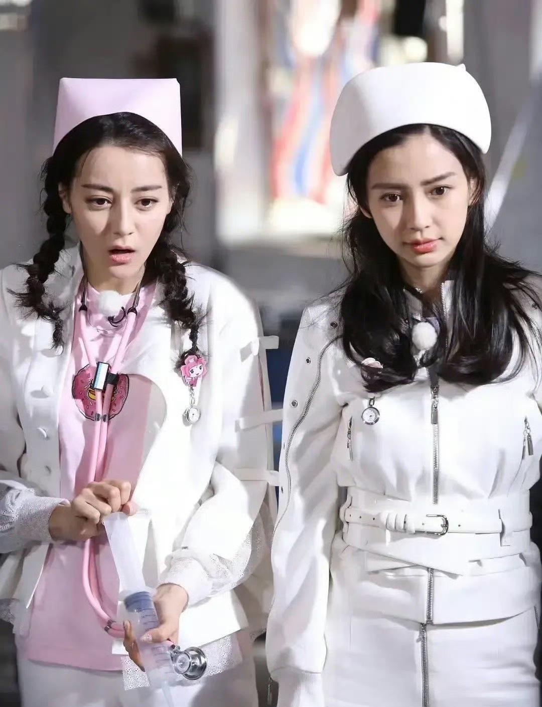 两个浓颜美女，感觉还是baby耐看一点，这时候baby刚生完宝宝，脸上还肉肉的，