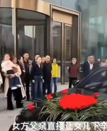 婚礼当天20万彩礼变4万，单亲父亲怒拦婚车：我不是要钱，是要尊严！江苏盐城