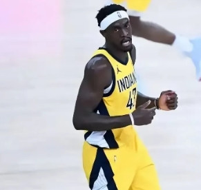 《从神学院到NBA总冠军：西亚卡姆的逆天改命史！父亲遗愿逼出27顺位传奇》