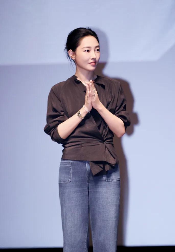 白百何这一身，真的简约又高级！被白百何的气质拿捏了！👌深棕色收腰衬衫