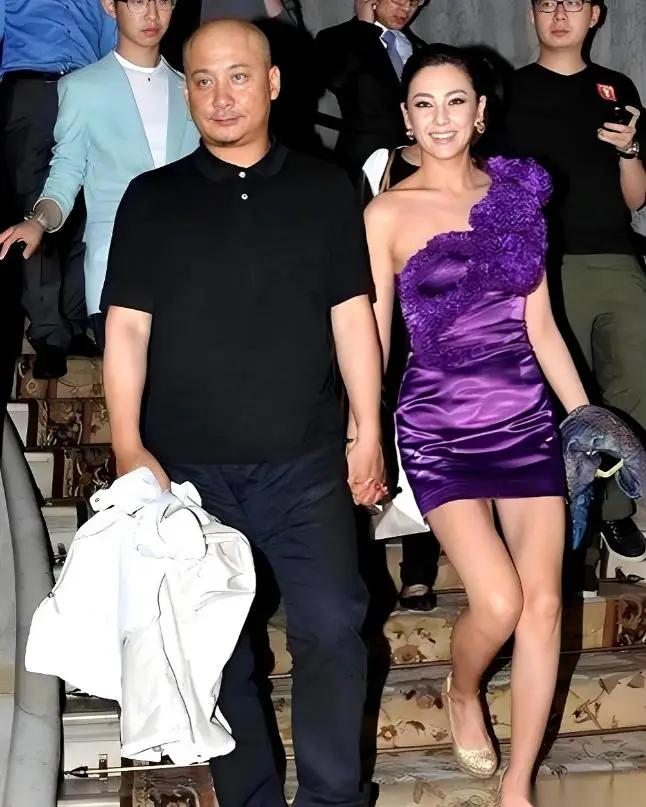 导演王全安没喊清场，当着全组三十多人的面，直接上手扯掉了张雨绮肚兜的红带子。带子