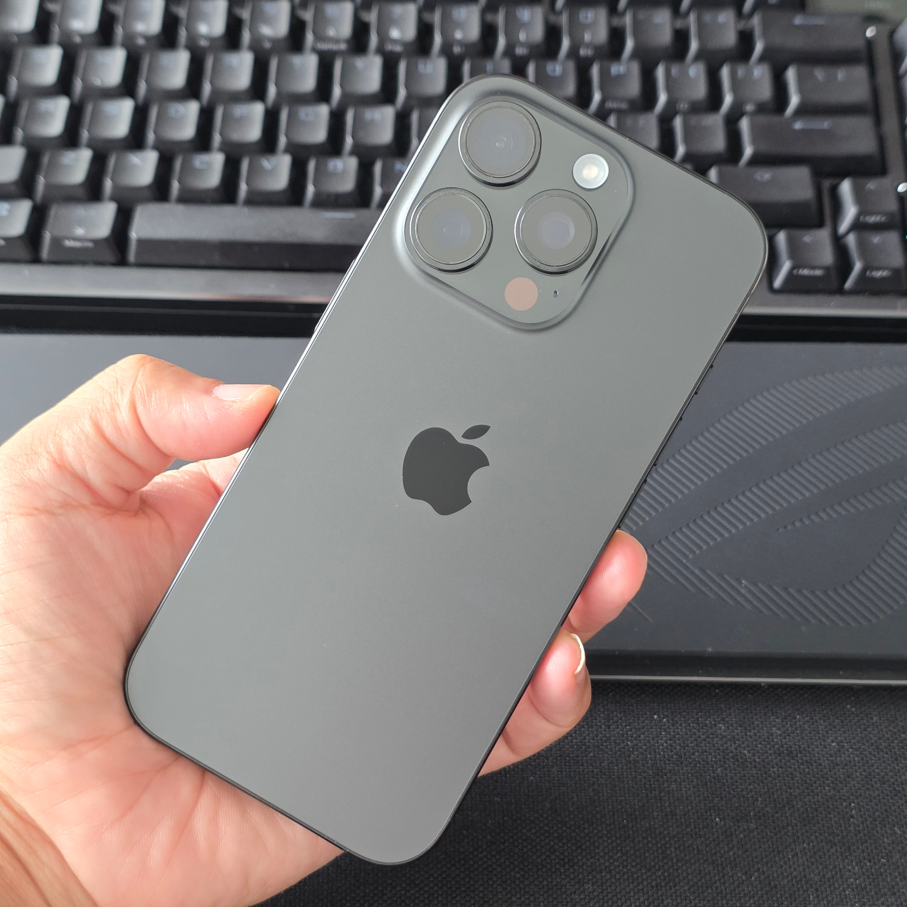 首发入国行1TB那得12999，自己“睡服自己”只需5000多。相比iPhone